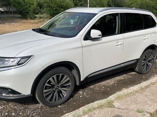 2019 Mitsubishi Outlander III Рестайлинг 3, белый, 2550000 рублей, вид 1