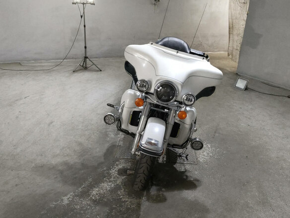 2011 Harley-Davidson Electra Glide, белый, 925000 рублей - вид 2