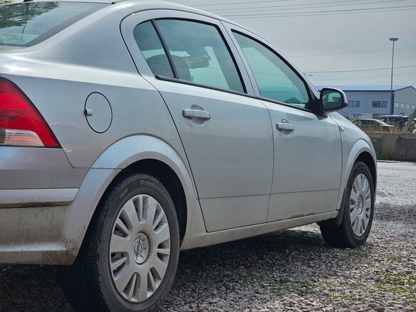 2010 Opel Astra H Рестайлинг, серебристый, 685000 рублей - вид 1