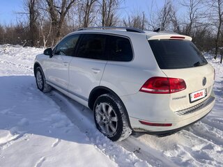 2011 Volkswagen Touareg II, белый, 1990000 рублей, вид 4