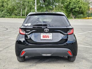 2021 Toyota Yaris IV, чёрный, 1295000 рублей, вид 5