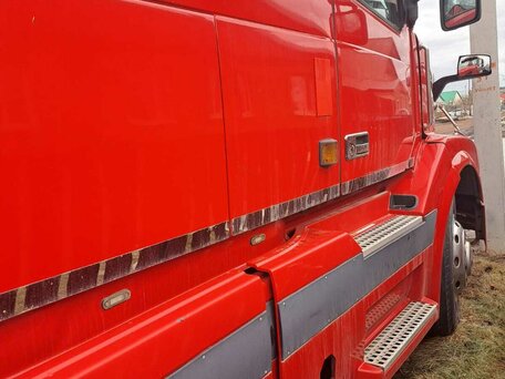 2003 Volvo VNL, красный, 2000000 рублей, вид 3
