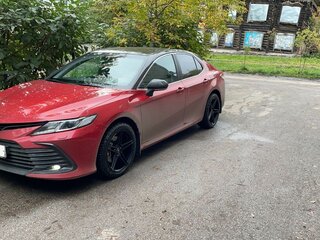 2021 Toyota Camry VIII (XV70) Рестайлинг, красный, 3900000 рублей, вид 2