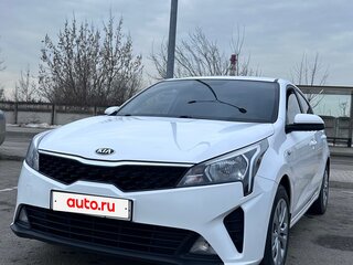 2021 Kia Rio IV Рестайлинг, белый, 1350000 рублей, вид 1