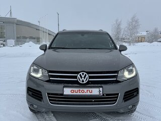 2013 Volkswagen Touareg II, серый, 2350000 рублей, вид 2