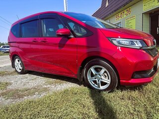 2021 Honda Freed+ II Рестайлинг, красный, 1850000 рублей, вид 4
