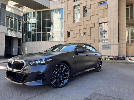 2026 BMW 5 серии 520d xDrive VIII (G60/G61/G68), серый, 7330000 рублей, вид 3