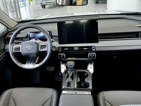 2025 Toyota RAV4 VI (XA60), белый, 4790000 рублей, вид 3