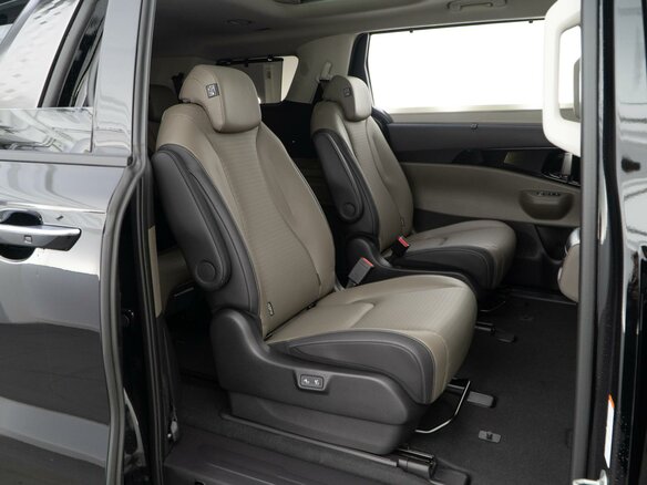 2025 Kia Carnival IV Рестайлинг, чёрный, 6949632 рублей - вид 9