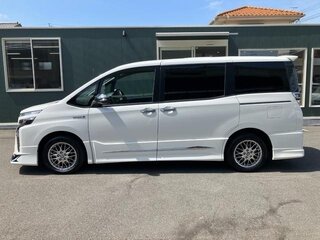 2020 Toyota Voxy III (R80) Рестайлинг, белый, 1533017 рублей, вид 5
