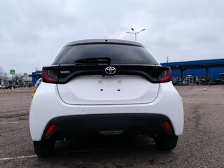 2021 Toyota Yaris IV, белый, 1699999 рублей, вид 2
