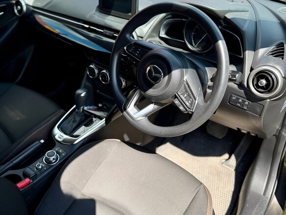 2020 Mazda 2 III (DJ) Рестайлинг, серый, 1500000 рублей - вид 7