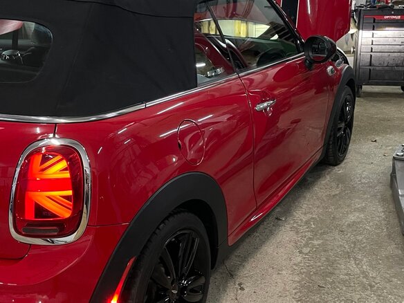 2018 Mini Cabrio Cooper III, красный, 2000000 рублей - вид 3