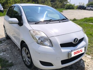 2009 Toyota Vitz II (XP90), белый, 650000 рублей, вид 2