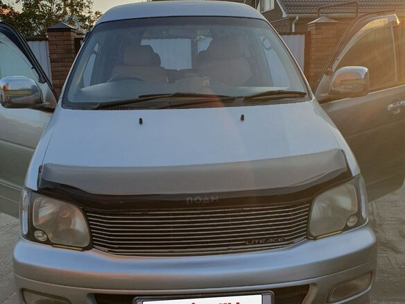 2001 Toyota Town Ace Noah III, серый, 600000 рублей - вид 1