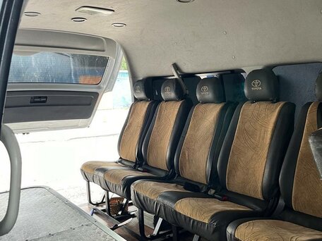 2010 Toyota HiAce, серебристый, 2350000 рублей, вид 4
