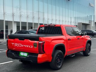 2023 Toyota Tundra CrewMax III, красный, 6575000 рублей, вид 5