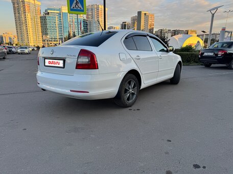 2011 Skoda Octavia II (A5) Рестайлинг, белый, 650000 рублей, вид 4