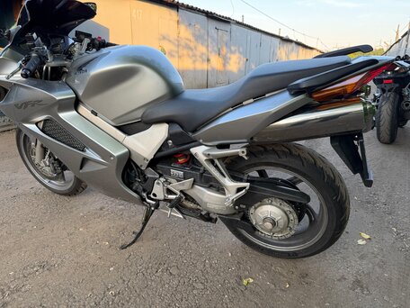 2005 Honda VFR 800, серебристый, 540000 рублей, вид 3