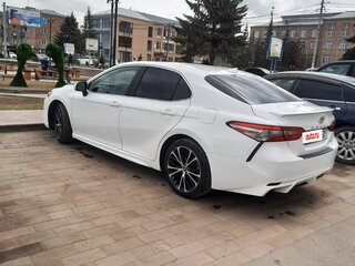 2019 Toyota Camry VIII (XV70), белый, 1999000 рублей, вид 4