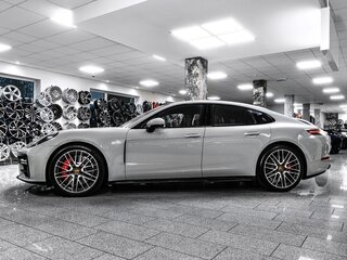 2025 Porsche Panamera 4 E-Hybrid III, серебристый, 22531000 рублей, вид 4