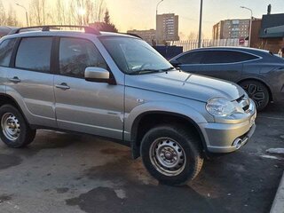 2016 Chevrolet Niva I Рестайлинг, серебристый, 695000 рублей, вид 3