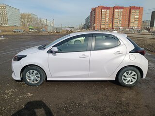 2021 Toyota Yaris IV, белый, 1050000 рублей, вид 5