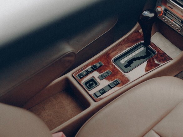 1985 Mercedes-Benz S-Класс 500 II (W126), белый, 7700000 рублей - вид 6