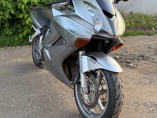 2005 Honda VFR 800, серебристый, 540000 рублей, вид 1