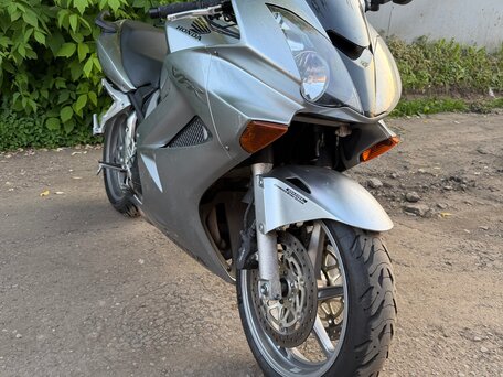 2005 Honda VFR 800, серебристый, 540000 рублей, вид 1