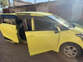 2015 Toyota Sienta II, жёлтый, 1225000 рублей, вид 3
