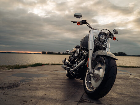 2023 Harley-Davidson Fat Boy, серый, 2500000 рублей, вид 1