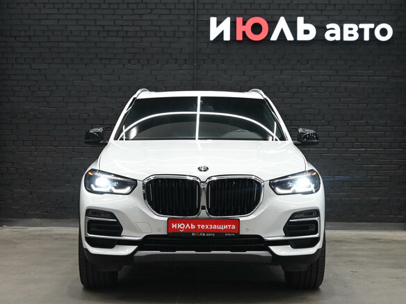 2019 BMW X5 40i IV (G05/G18), белый, 5000000 рублей - вид 2