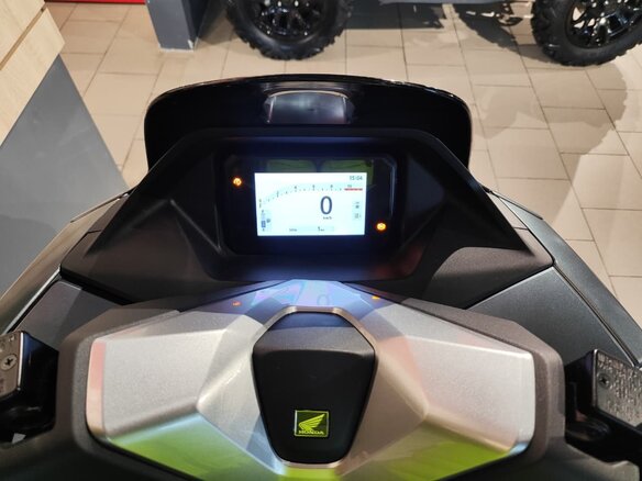 2025 Honda PCX 160, серый, 499900 рублей - вид 4