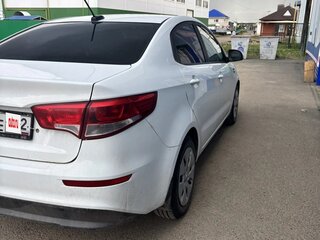 2017 Kia Rio III Рестайлинг, белый, 1200000 рублей, вид 4