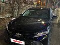 2020 Toyota Camry VIII (XV70), чёрный, 2590000 рублей - вид 2