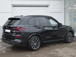 2026 BMW X5 M60i IV (G05/G18) Рестайлинг, чёрный, 65000000 рублей, вид 2