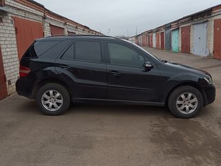 2006 Mercedes-Benz M-Класс 320 II (W164), чёрный, 1650000 рублей, вид 3