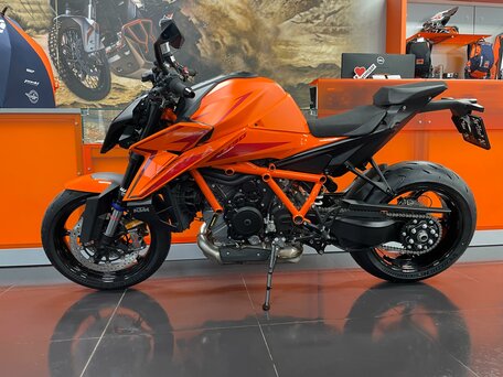 2024 KTM 1390 Super Duke R Evo, оранжевый, 2699900 рублей, вид 2