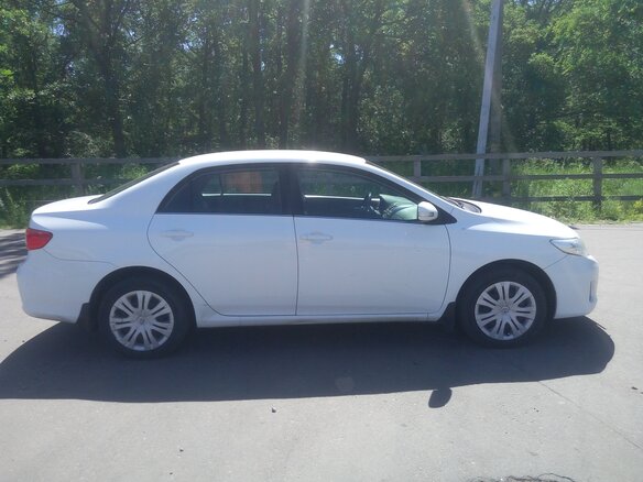 2011 Toyota Corolla X (E140, E150) Рестайлинг, белый, 1050000 рублей - вид 1