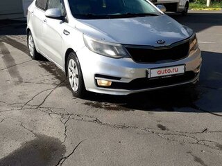 2015 Kia Rio III Рестайлинг, серебристый, 832000 рублей, вид 4