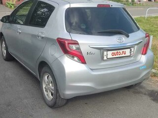 2016 Toyota Vitz III (XP130) Рестайлинг, серебристый, 700000 рублей, вид 3