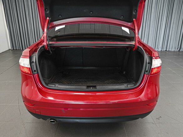 2011 Renault Fluence I, красный - вид 18