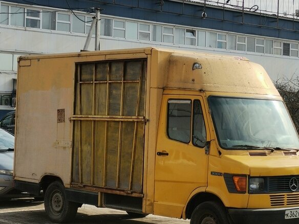 1995 Mercedes-Benz T1, жёлтый, 400000 рублей - вид 1