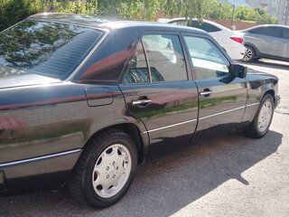 1990 Mercedes-Benz W124 230 4-speed, чёрный, 380000 рублей, вид 4