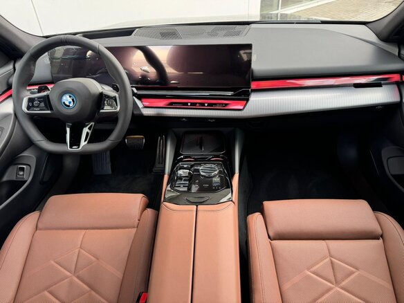 2025 BMW 5 серии 530e xDrive VIII (G60/G61/G68), чёрный, 9600000 рублей - вид 9