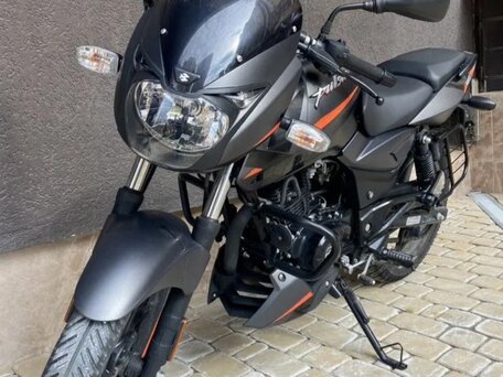 2024 Bajaj Pulsar 180, серый, 179800 рублей, вид 1