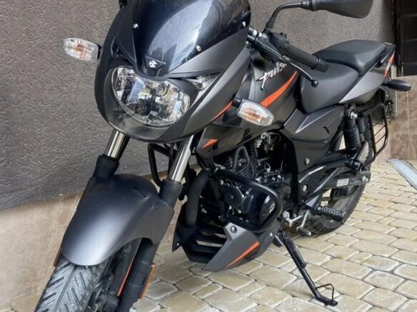 2024 Bajaj Pulsar 180, серый, 179800 рублей