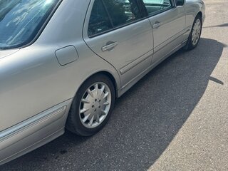 2002 Mercedes-Benz E-Класс 320 II (W210, S210) Рестайлинг, серебристый, 650000 рублей, вид 3