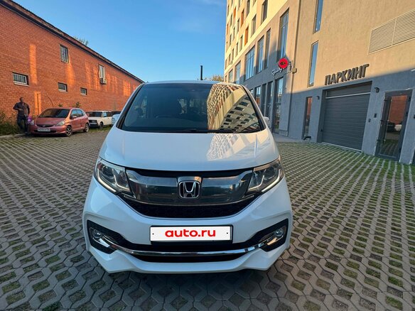 2017 Honda Stepwgn V, белый, 1890000 рублей